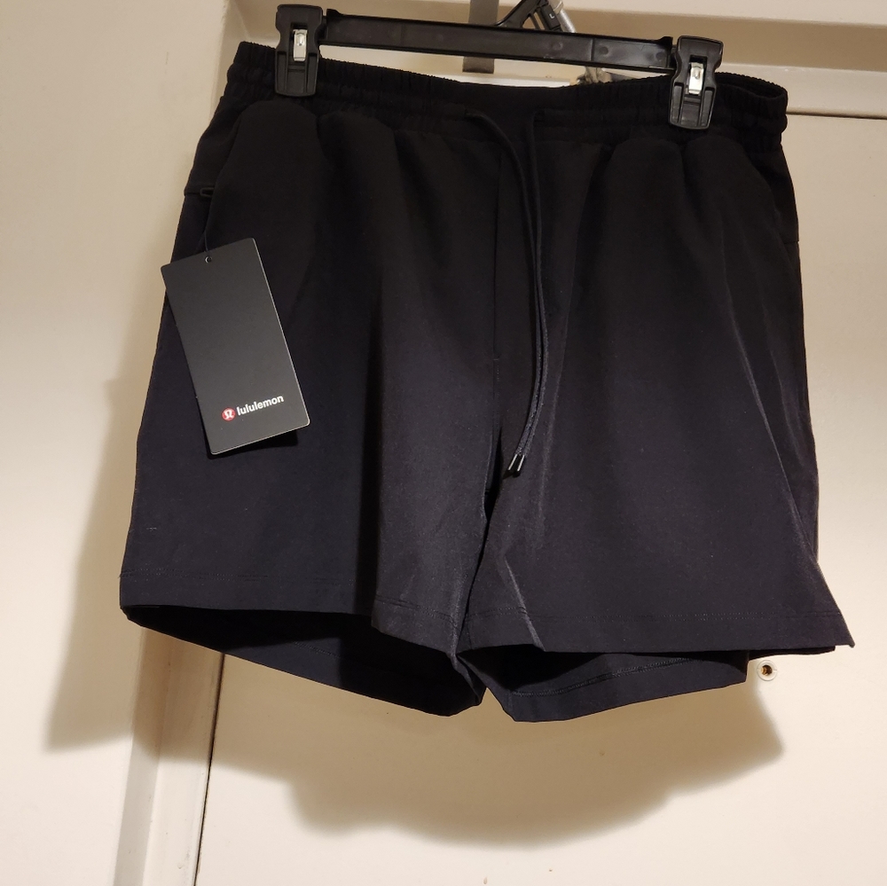 Lululemon Men's pool short 5"